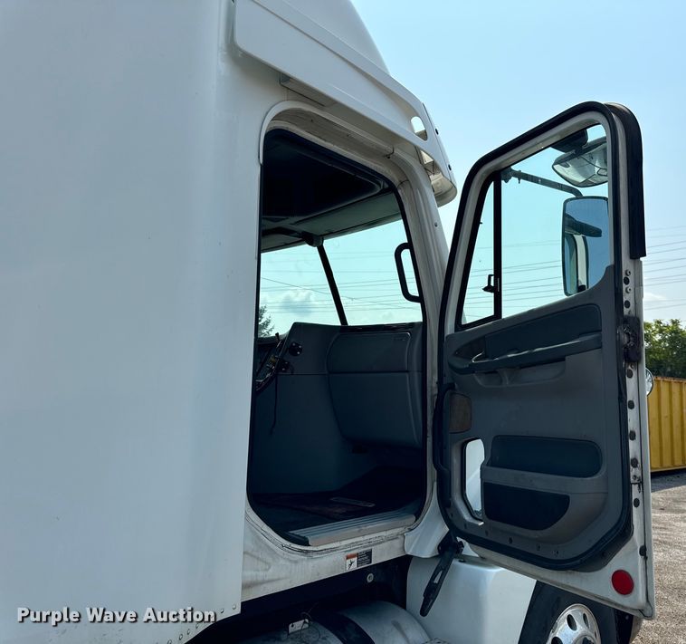 image for item OG9601 2006 Freightliner  Columbia  semi truck