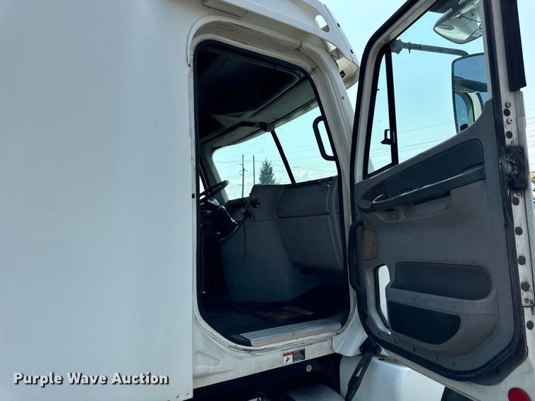 image for item OG9601 2006 Freightliner  Columbia  semi truck