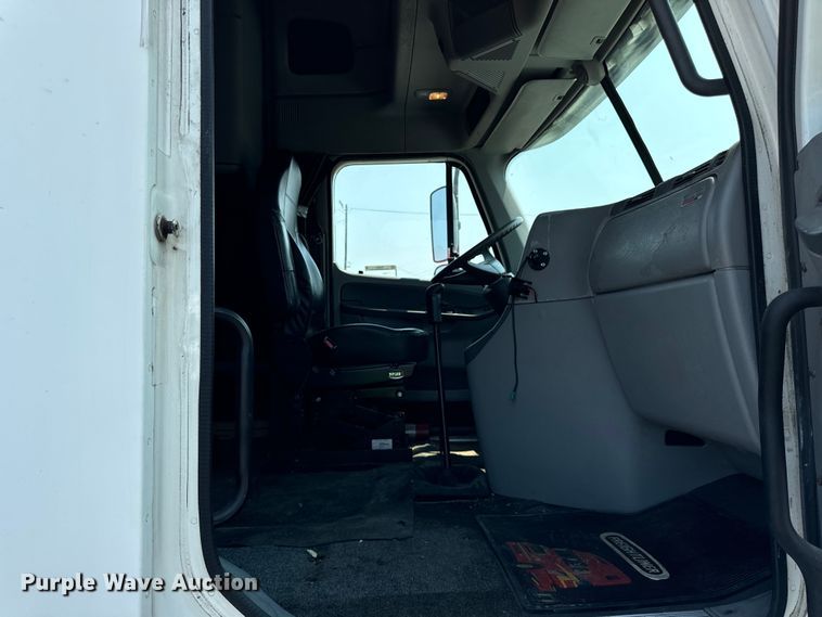 image for item OG9601 2006 Freightliner  Columbia  semi truck