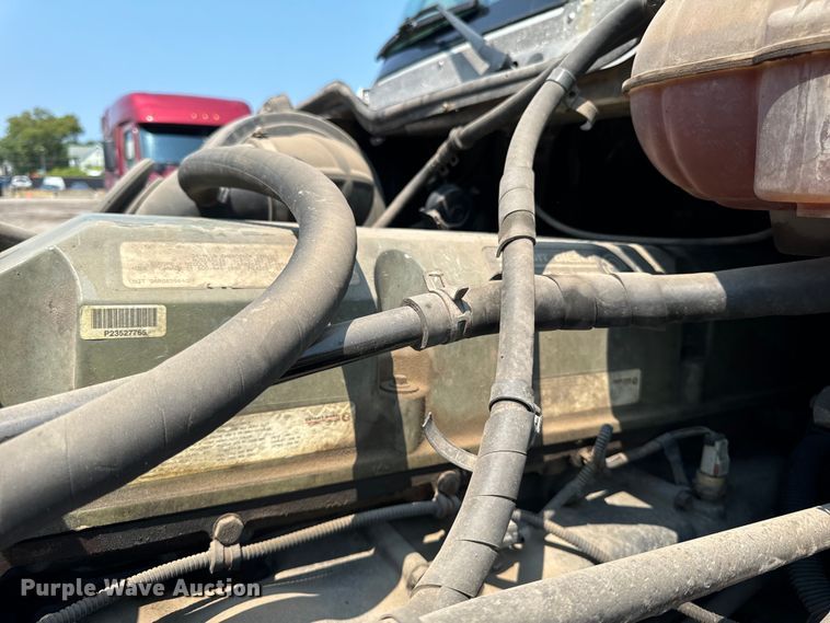 image for item OG9601 2006 Freightliner  Columbia  semi truck