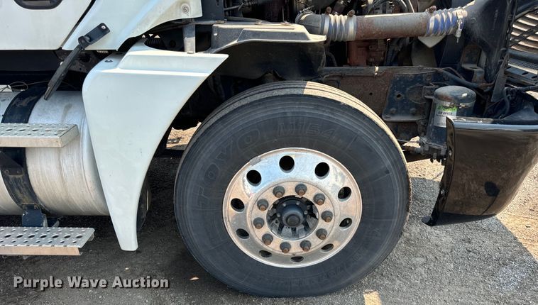 image for item OG9601 2006 Freightliner  Columbia  semi truck