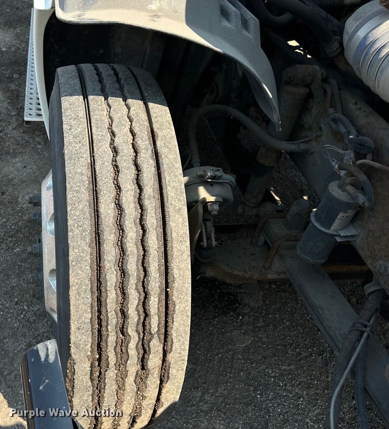 image for item OG9601 2006 Freightliner  Columbia  semi truck