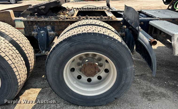 image for item OG9601 2006 Freightliner  Columbia  semi truck