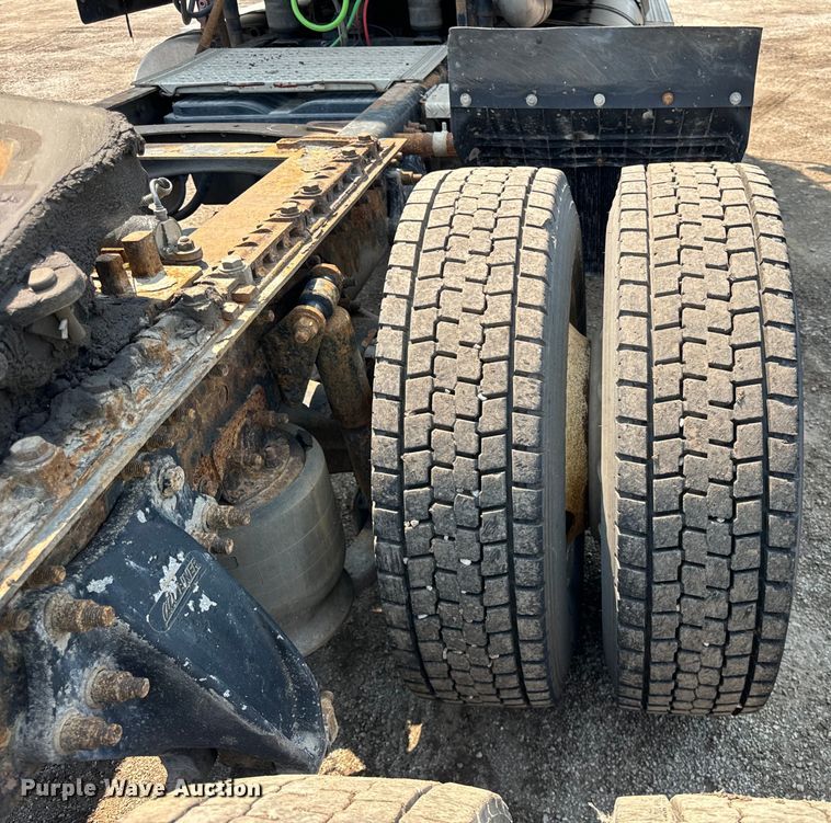 image for item OG9601 2006 Freightliner  Columbia  semi truck