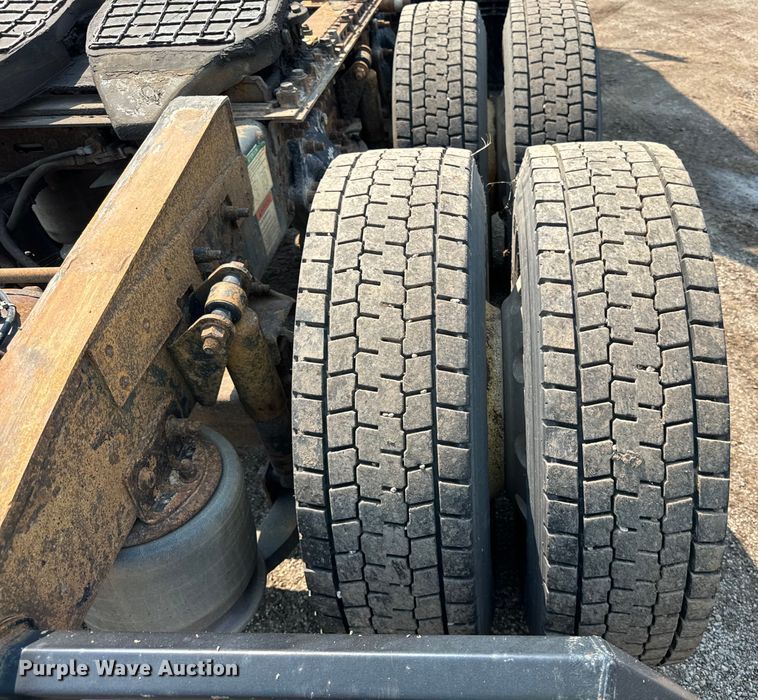 image for item OG9601 2006 Freightliner  Columbia  semi truck