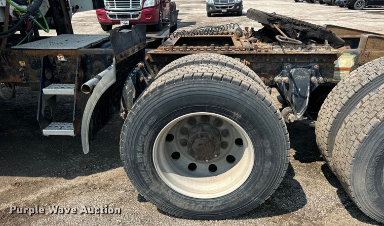 image for item OG9601 2006 Freightliner  Columbia  semi truck