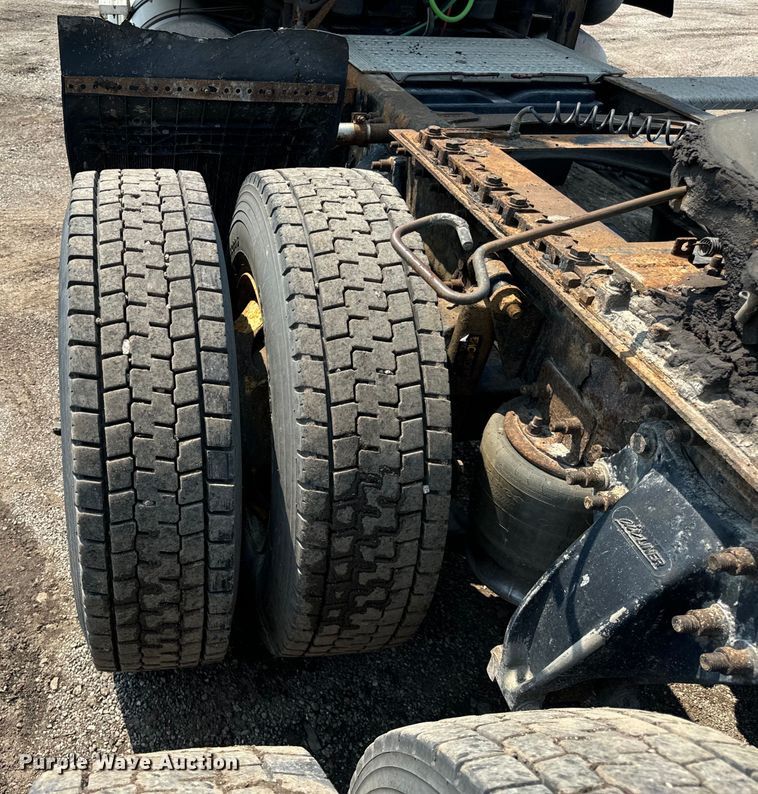 image for item OG9601 2006 Freightliner  Columbia  semi truck