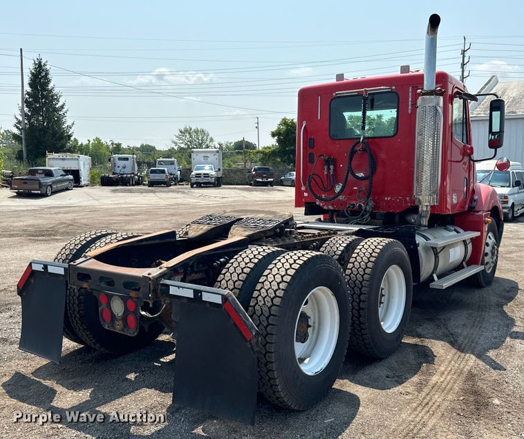 image for item OG9602 2006 Freightliner  semi truck