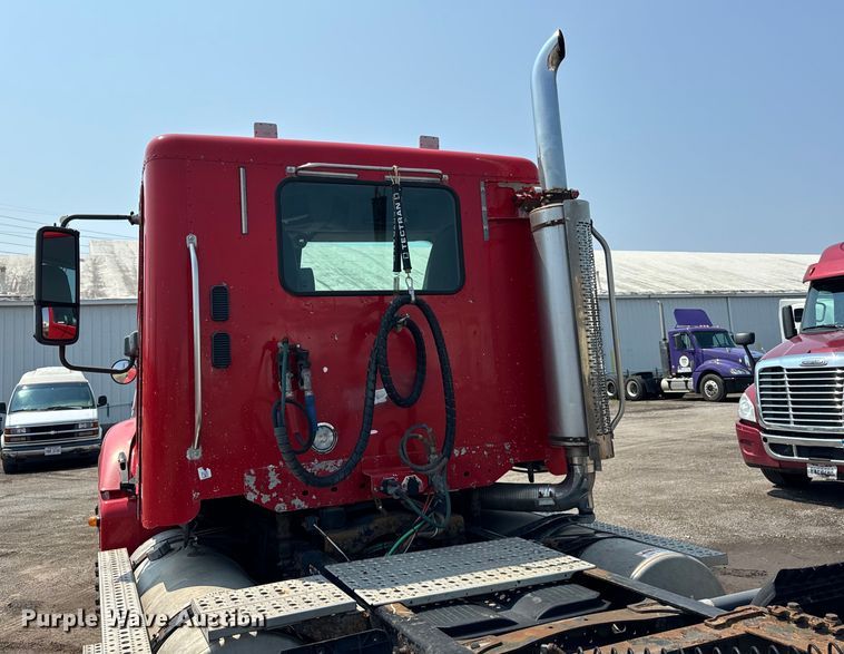 image for item OG9602 2006 Freightliner  semi truck