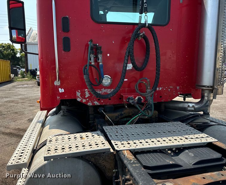 image for item OG9602 2006 Freightliner  semi truck