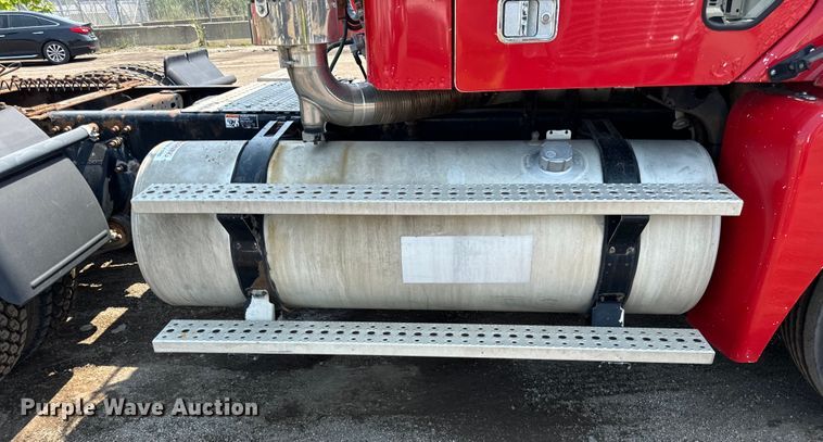 image for item OG9602 2006 Freightliner  semi truck