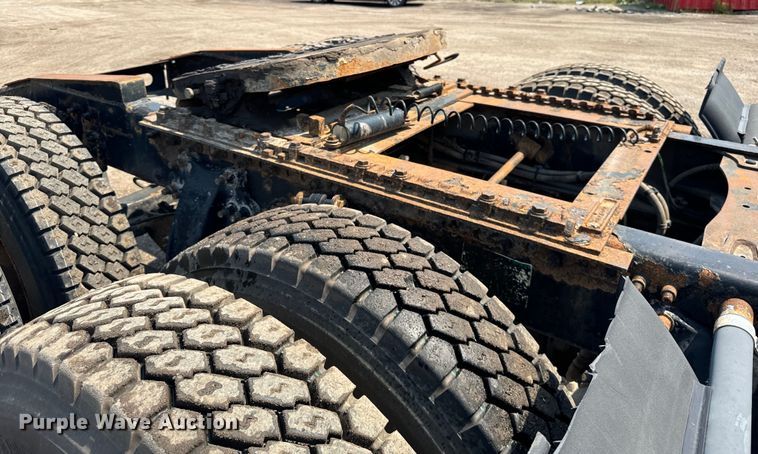 image for item OG9602 2006 Freightliner  semi truck