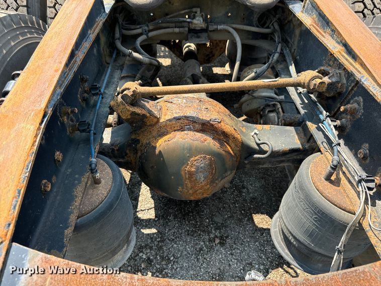 image for item OG9602 2006 Freightliner  semi truck