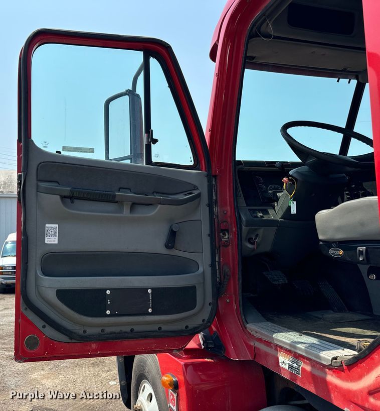 image for item OG9602 2006 Freightliner  semi truck