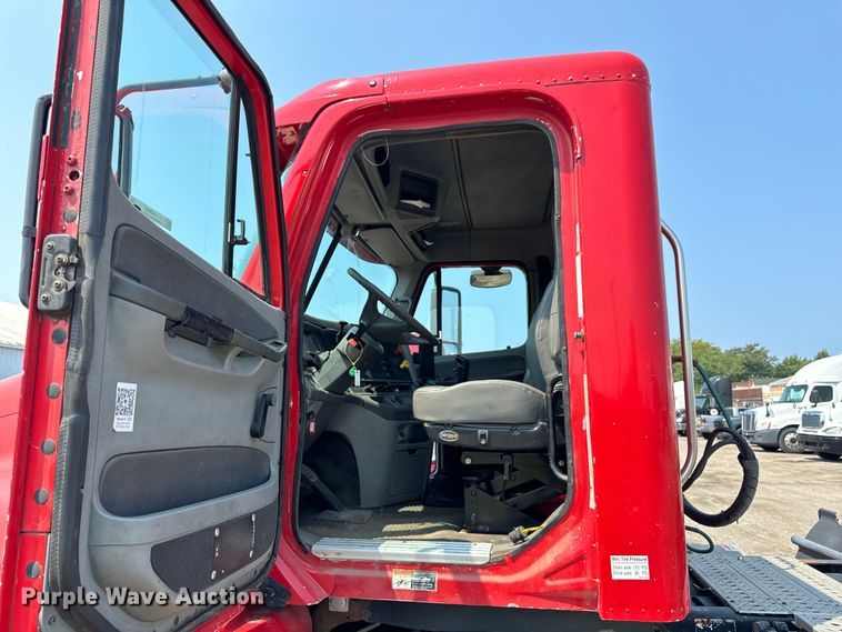 image for item OG9602 2006 Freightliner  semi truck