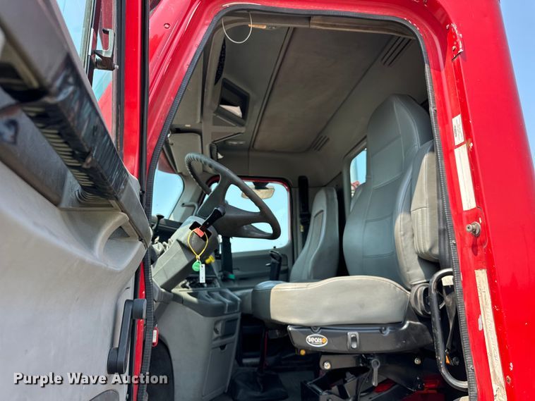 image for item OG9602 2006 Freightliner  semi truck