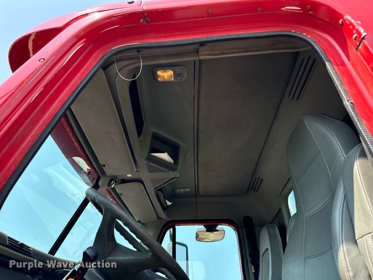 image for item OG9602 2006 Freightliner  semi truck