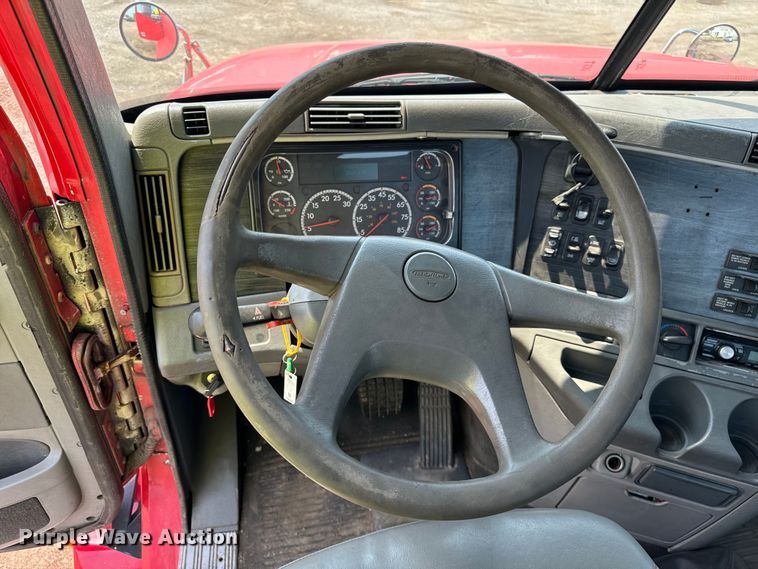 image for item OG9602 2006 Freightliner  semi truck