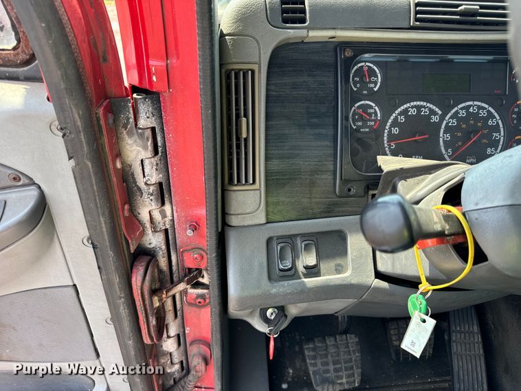 image for item OG9602 2006 Freightliner  semi truck