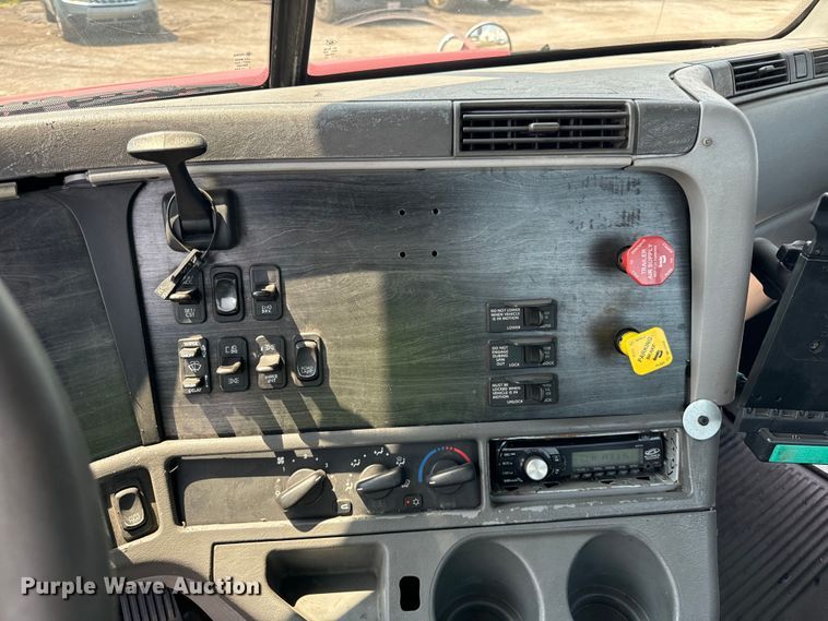 image for item OG9602 2006 Freightliner  semi truck