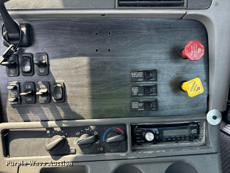 image for item OG9602 2006 Freightliner  semi truck