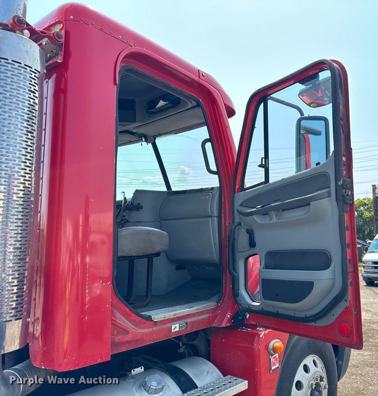 image for item OG9602 2006 Freightliner  semi truck