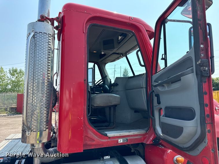 image for item OG9602 2006 Freightliner  semi truck