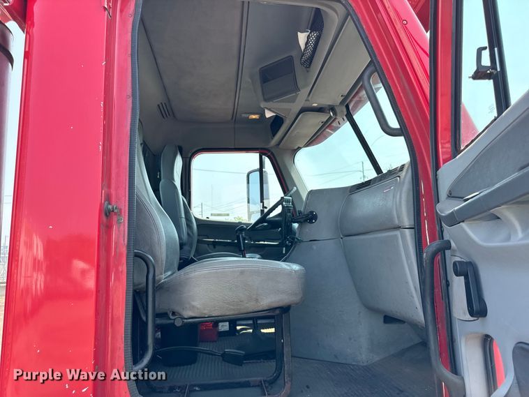 image for item OG9602 2006 Freightliner  semi truck