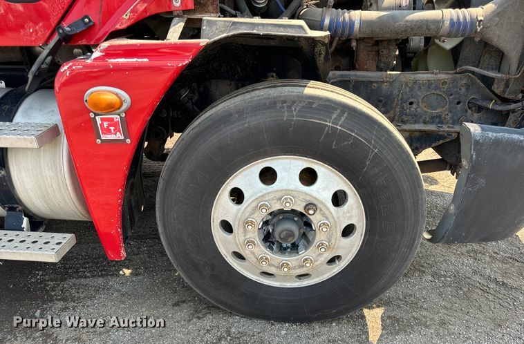 image for item OG9602 2006 Freightliner  semi truck