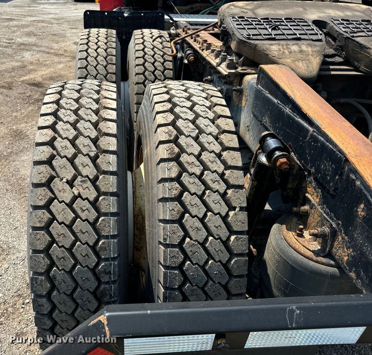 image for item OG9602 2006 Freightliner  semi truck