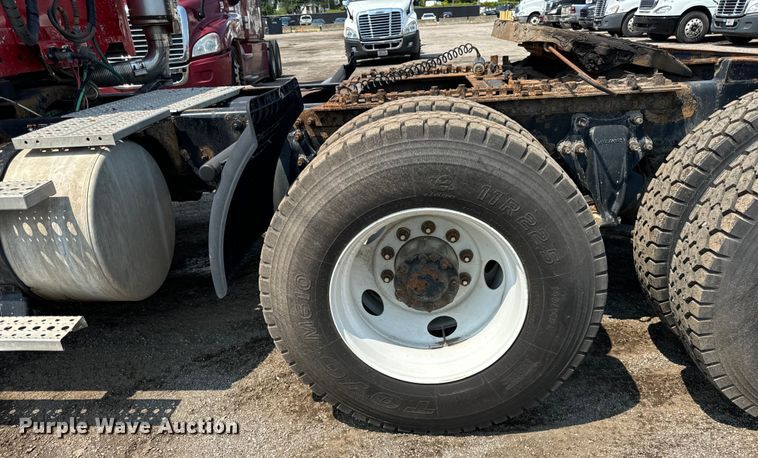 image for item OG9602 2006 Freightliner  semi truck