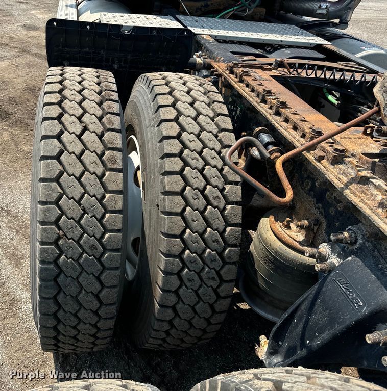 image for item OG9602 2006 Freightliner  semi truck