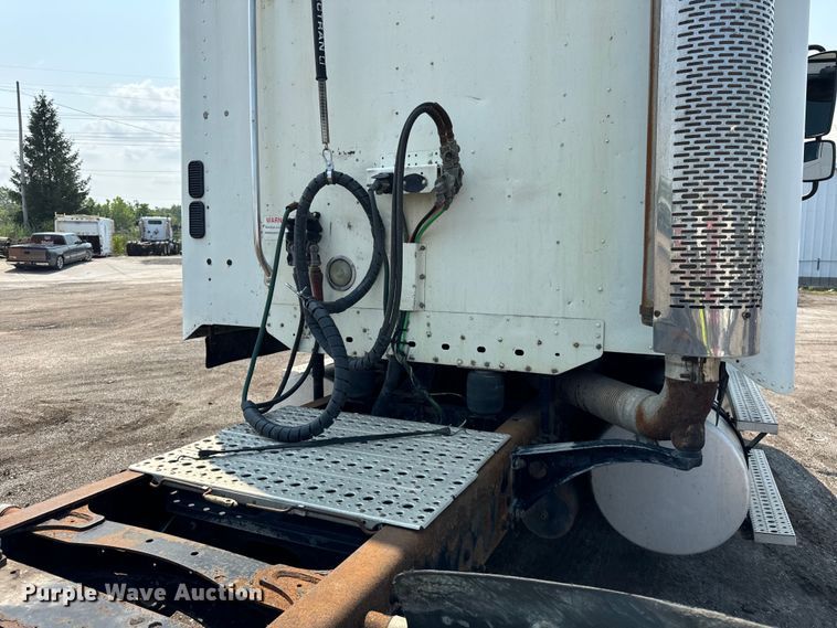 image for item OG9603 2005 Freightliner  Columbia semi truck