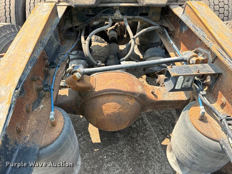 image for item OG9603 2005 Freightliner  Columbia semi truck