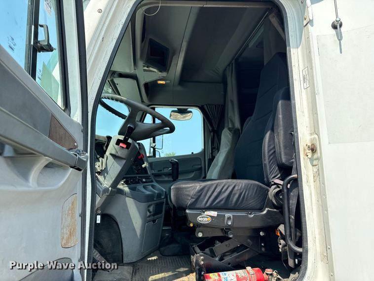 image for item OG9603 2005 Freightliner  Columbia semi truck