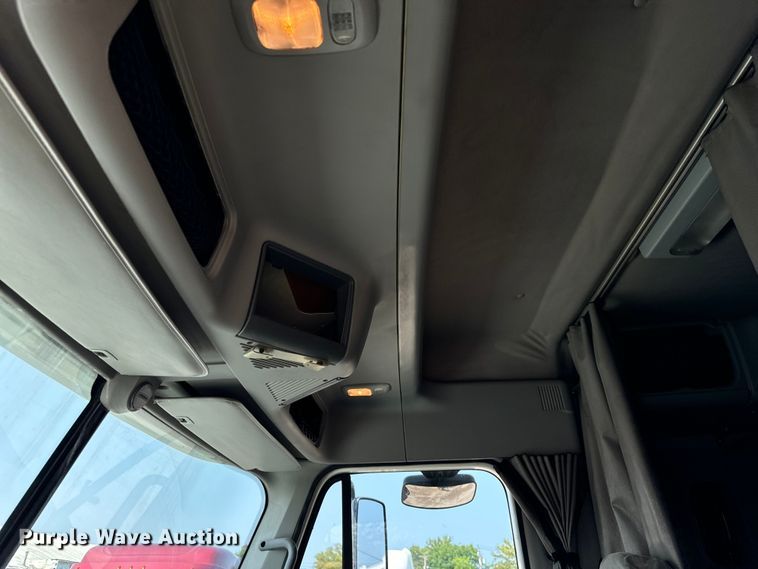 image for item OG9603 2005 Freightliner  Columbia semi truck