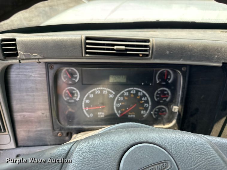 image for item OG9603 2005 Freightliner  Columbia semi truck