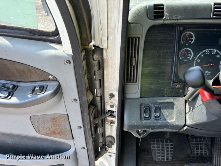 image for item OG9603 2005 Freightliner  Columbia semi truck