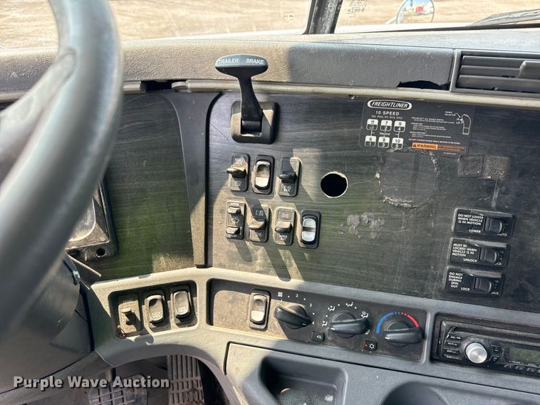 image for item OG9603 2005 Freightliner  Columbia semi truck