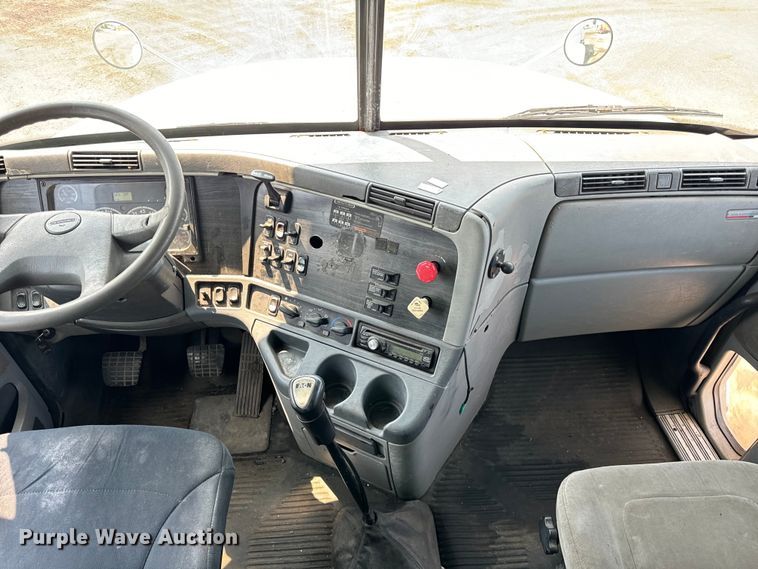 image for item OG9603 2005 Freightliner  Columbia semi truck