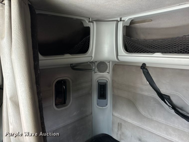 image for item OG9603 2005 Freightliner  Columbia semi truck