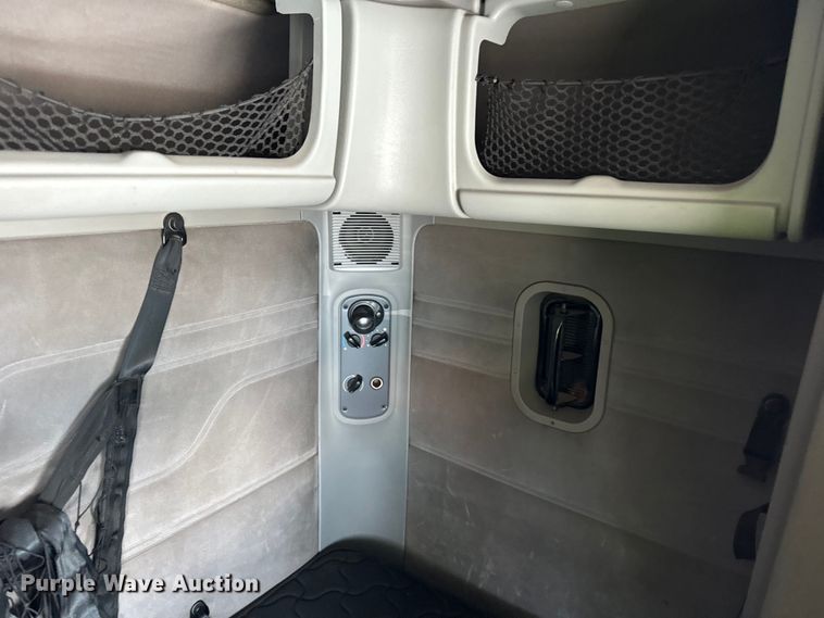 image for item OG9603 2005 Freightliner  Columbia semi truck