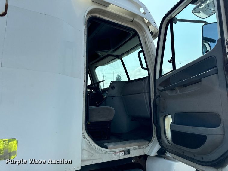 image for item OG9603 2005 Freightliner  Columbia semi truck