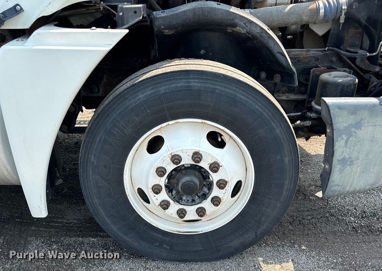 image for item OG9603 2005 Freightliner  Columbia semi truck