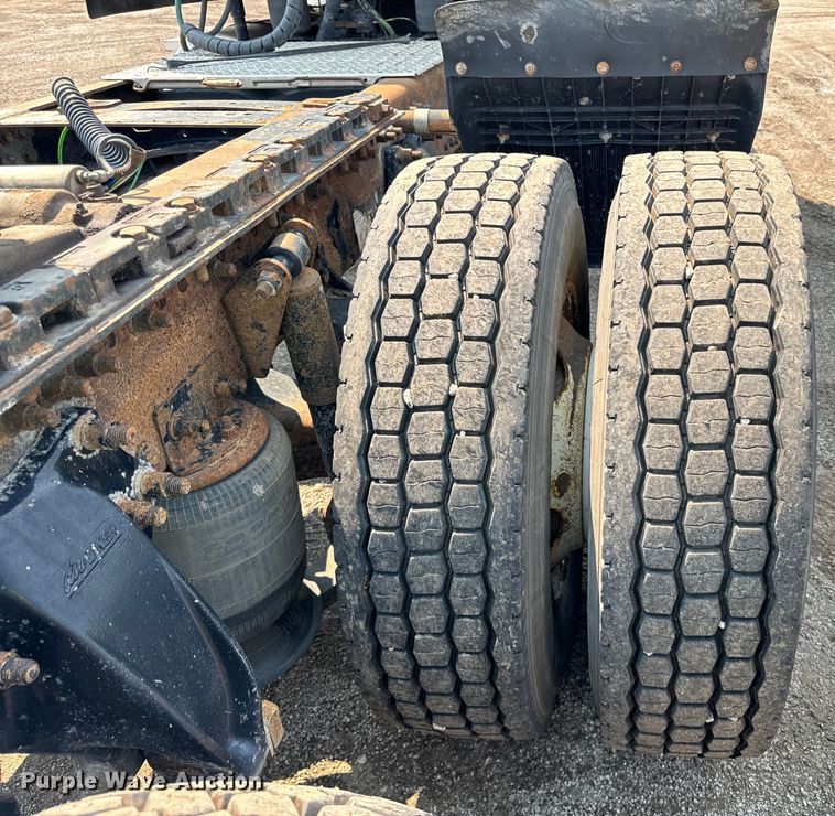 image for item OG9603 2005 Freightliner  Columbia semi truck