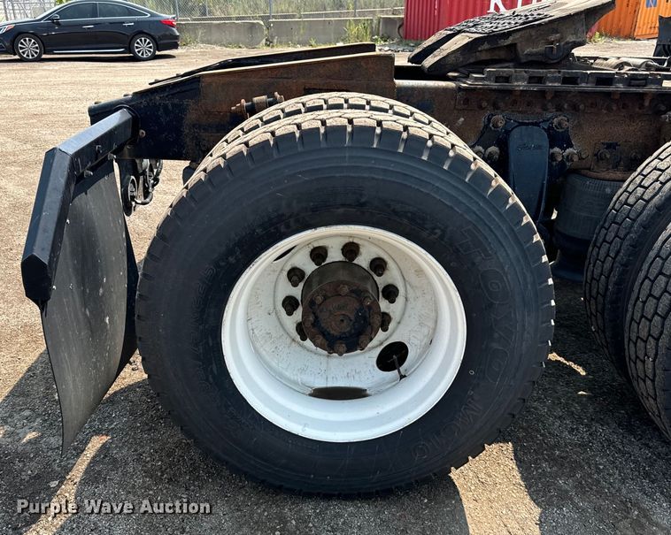 image for item OG9603 2005 Freightliner  Columbia semi truck