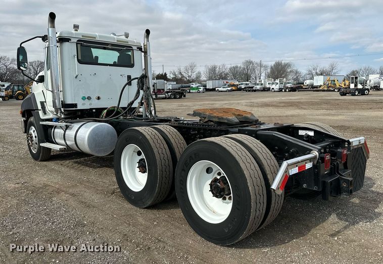 image for item OM9794 2016 Caterpillar  CT660S semi truck