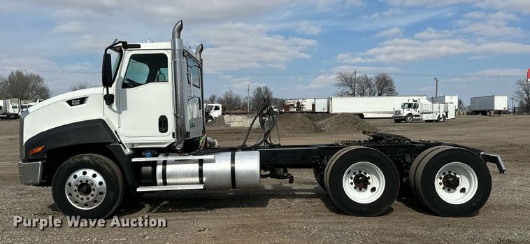 image for item OM9794 2016 Caterpillar  CT660S semi truck