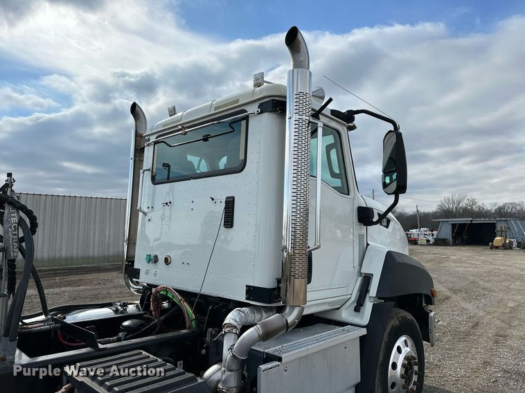 image for item OM9794 2016 Caterpillar  CT660S semi truck