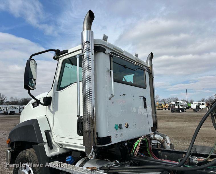 image for item OM9794 2016 Caterpillar  CT660S semi truck